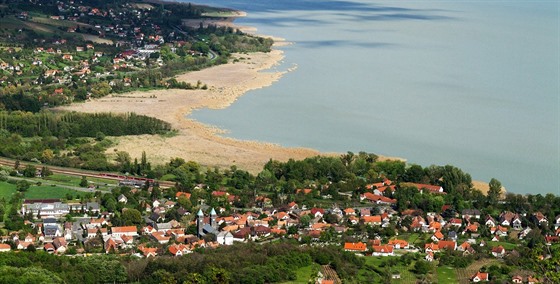 Balaton mí na délku 78 kilometr. Nejvtí stedoevropské jezero je oblíbeným...
