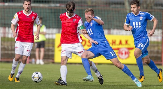 Momentka z duelu Pardubice - Vítkovice. O mí se petlauje domácí kapitán Jan...