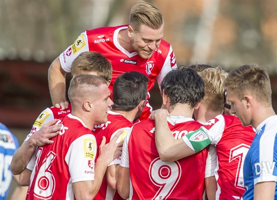 Radostné klubíko pardubických fotbalist po vsteleném gólu.