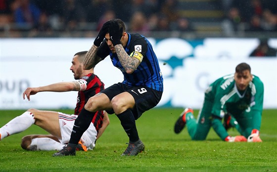 Útoník Mauro Icardi z Interu Milíán se chytá za hlavu po spálené anci v derby...