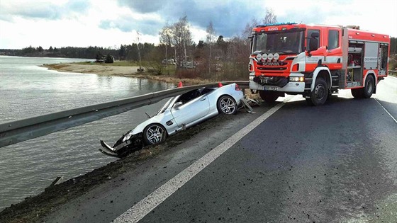 Řidič narazil na hrázi Jesenické přehrady do svodidel.