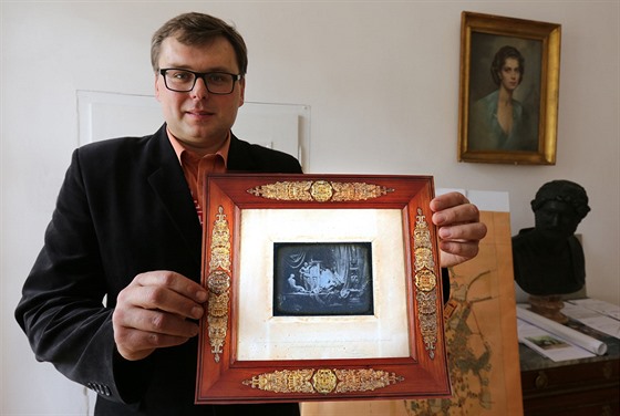 Kynžvartský kastelán Ondřej Cink s kynžvartskou daguerrotypií, jedinou památkou...