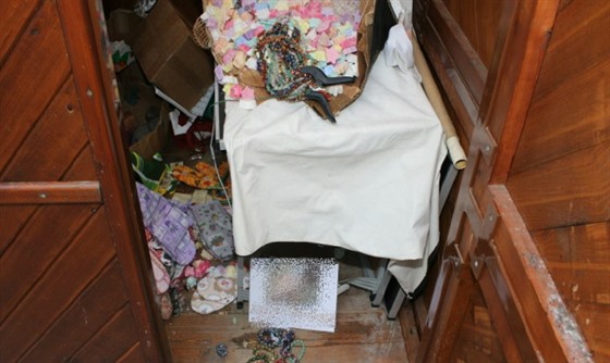 Policie našla ukradené zboží ze stánku s minerály v Karlových Varech.
