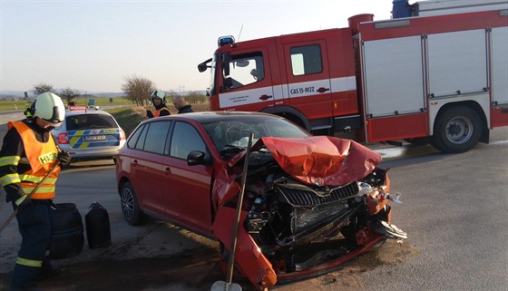 Při nehodě u Protivína se zranilo šest lidí (7. dubna 2018).