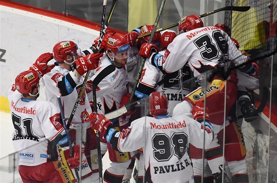 IJEME. Hradetí hokejisté se radují po vítzství 2:1 v prodlouení v Tinci