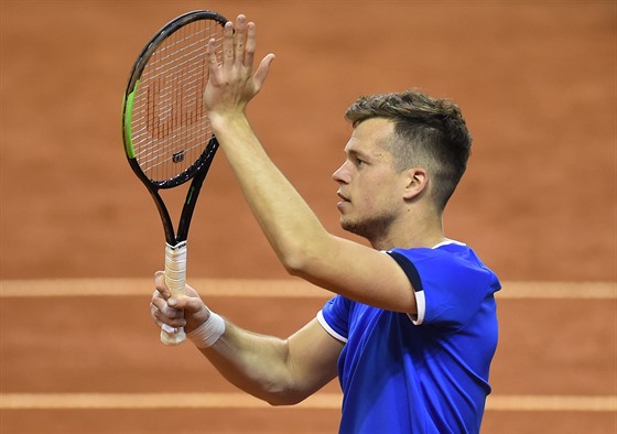 Český tenista Adam Pavlásek slaví vítězství v Davis Cupu.
