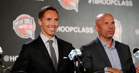 Bývalí hrái NBA Steve Nash (vlevo) a Jason Kidd budou uvedeni do basketbalové...