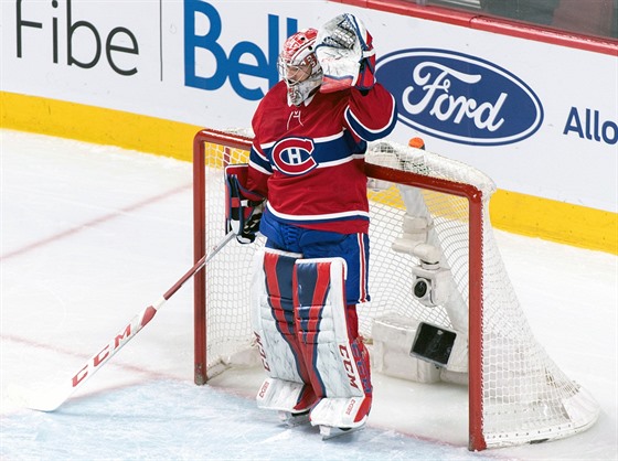Brankář Montrealu Carey Price pokyvuje fanouškům Canadiens za jejich potlesk.