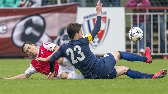 Stoper Martin ejvl (v ervenobílém na snímku z utkání s Opavou) s týmem Pardubic zamíí do Znojma.