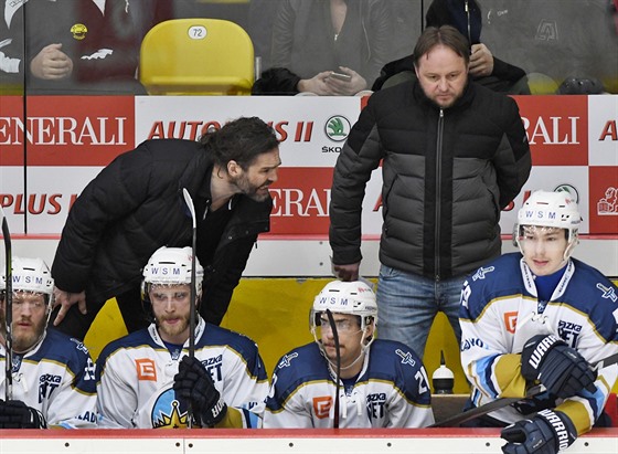 Jaromír Jágr (vlevo) pedává své bohaté zkuenosti kladenským hokejistm.