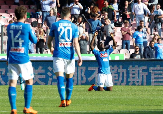 Amadou Diawara z Neapole (vpravo) vzdává dík za gól do sít Chieva.