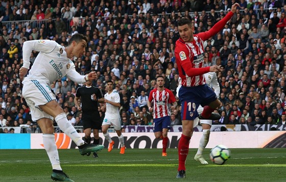Cristiano Ronaldo z Realu (vlevo) stílí branku v utkání panlské ligy proti...