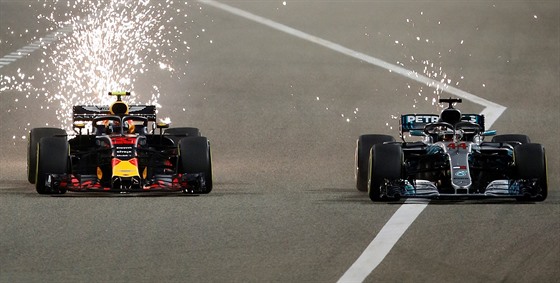 Lewis Hamilton ze stáje Mercedes (vpravo) a Max Verstappen z Red Bullu enou...