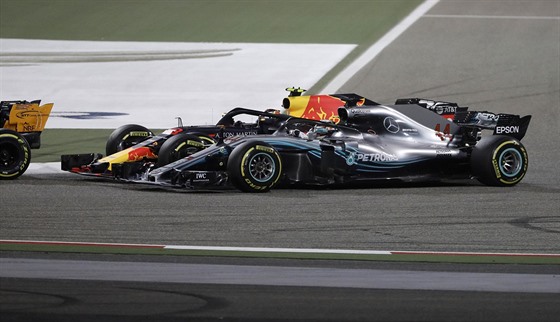 Lewis Hamilton (v popedí) pedjídí svým Mercedesem Maxe Verstappena z Red...