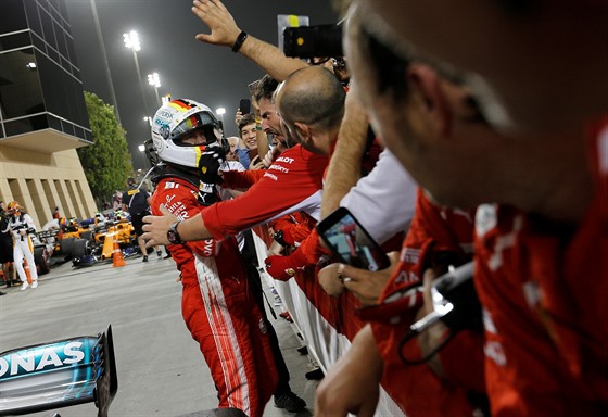 Sebastian Vettel slav s fanouky prvn msto ve Velk cen Bahrajnu.