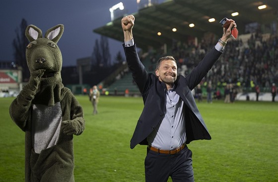 Trenér Bohemians Martin Haek slaví výhru nad Plzní s klokaním maskotem.