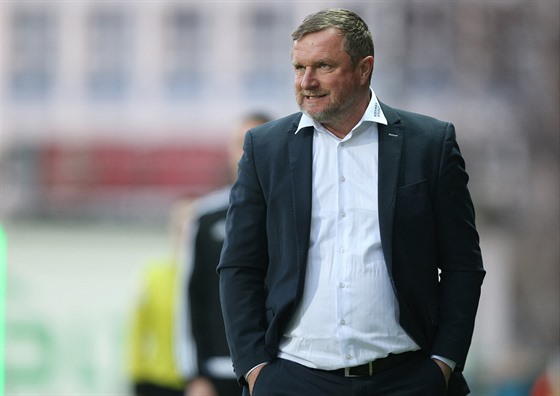 Trenér Plzn Pavel Vrba pozoruje utkání s Bohemians Praha.