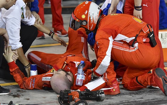 Zranný mechanik Ferrari pi Velké cen Bahrajnu.