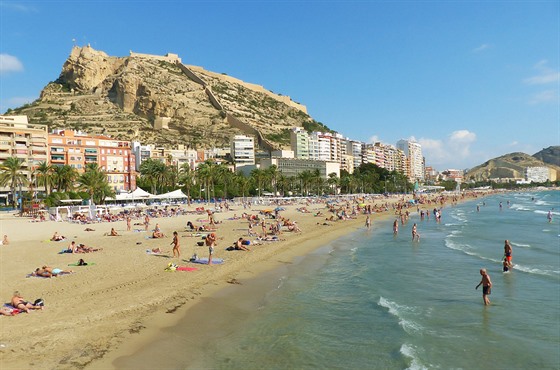 Slabé tři hodinky a jste tam (z Pardubic). Španělské Alicante má báječnou pláž...