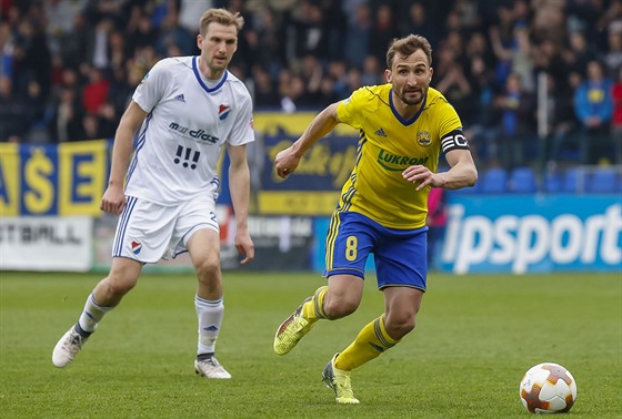 Zlínský záloník Petr Jiráek (vpravo) bhem utkání s Baníkem Ostrava