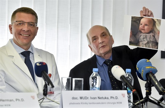 Pednosta Kliniky kardiovaskulární chirurgie IKEMu Ivan Netuka (vlevo)...