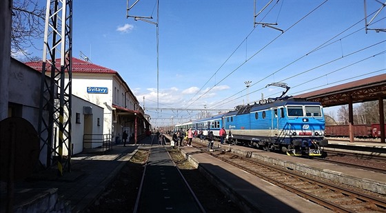 Ti, co jezdí k vlaku autem, by kvli parkování mli jezdit vas, protoe odstavná plocha je od svitavského nádraí vzdálená asi 250 metr.