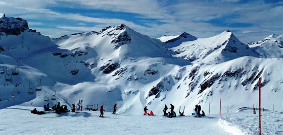 Skiarénu na Mölltalském ledovci obklopují velehory vysoké i více než 3 tisíce...