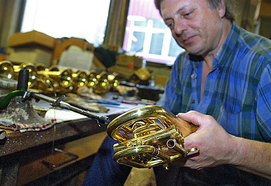 Amati Denak z Kraslic je tradičním výrobcem dechových nástrojů.
