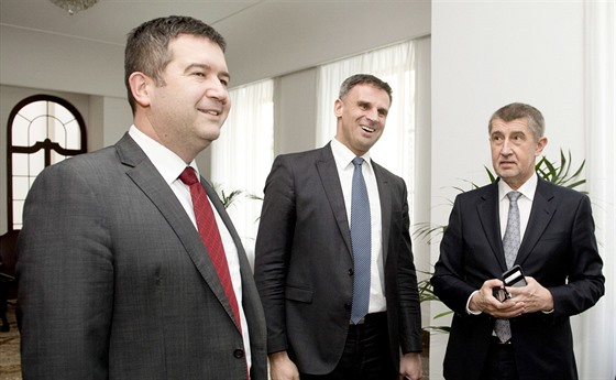 Jan Hamáček, Jiří Zimola a premiér Andrej Babiš před jednáním představitelů hnutí ANO a ČSSD o případné nové vládě. (28. února 2018)