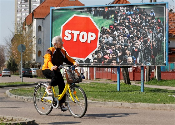 ena v Gyongyosu projídí na kole kolem protiimigraního pedvolebního...