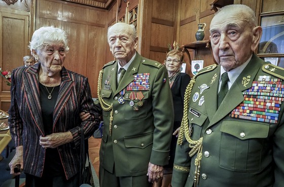 Rostislav Stehlík (uprosted) s manelkou Ninou, manelé jsou u 68 let, a...