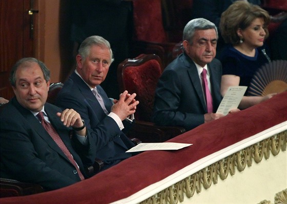 Nový arménský prezident Armen Sarkisjan (vlevo) a jeho pedchdce ve funkci...