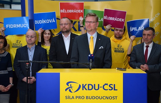 Pedseda KDU-SL Pavel Blobrádek a éf lidovc Jan Bartoek s kandidáty za...
