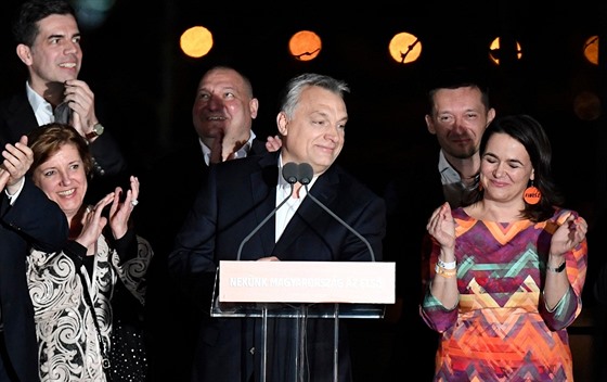 Maarský premiér Viktor Orbán promlouvá ke svým píznivcm potom, co jeho...