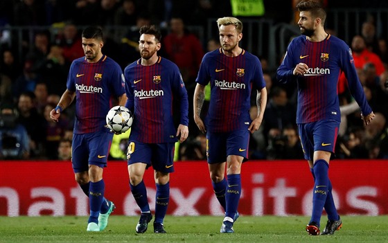 Luis Suárez (zleva), Lionel Messi, Ivan Rakiti a Gerard Piqué z Barcelony...