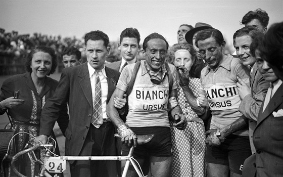 BRÁCHO, VYHRAJE! Legendární Fausto Coppi (vpravo) v roce 1949 na první místo...