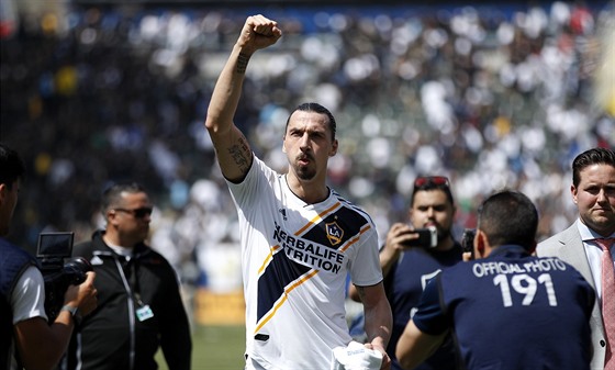 Zlatan Ibrahimovic slaví vítězství v dresu Los Angeles Galaxy.