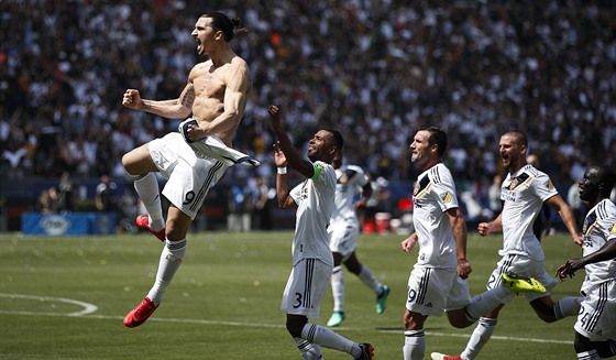 Zlatan Ibrahimovic slaví vítzný gól Los Angeles Galaxy v derby proti LAFC.