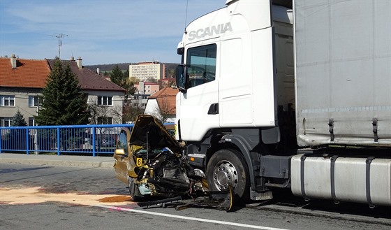 Kamion tlail osobní auto ped sebou asi 200 metr.