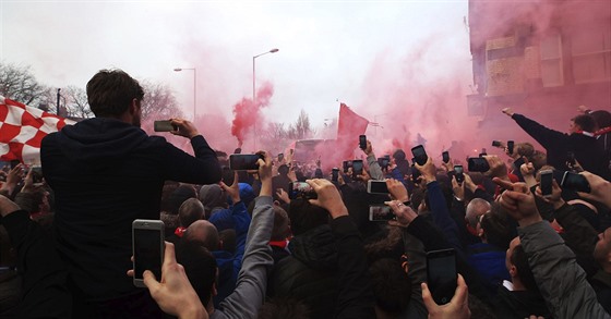 Autobus Manchesteru City  byl cestou na stadion Anfield napaden n&#283;kolika...