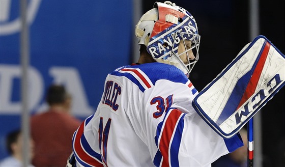 Brankář Ondřej Pavelec z New York Rangers v zápase s městským rivalem Islanders.
