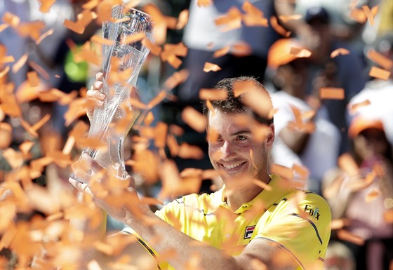 John Isner oslavuje titul na Miami Open