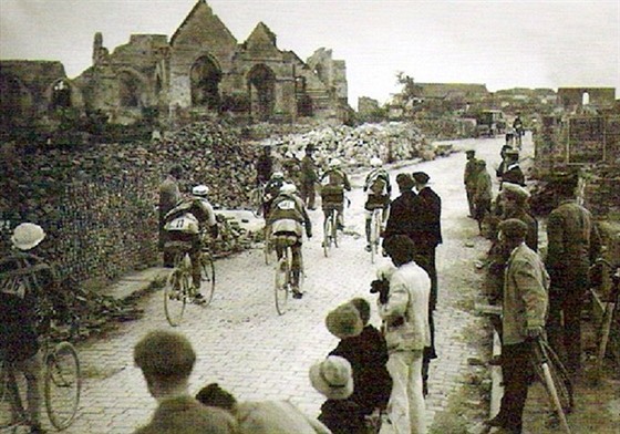 Na trati prvního pováleného Paí - Roubaix v roce 1919.