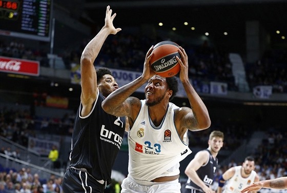 Trey Thompkins (vpravo) z Realu Madrid se tlaí ke koi Bambergu kolem...