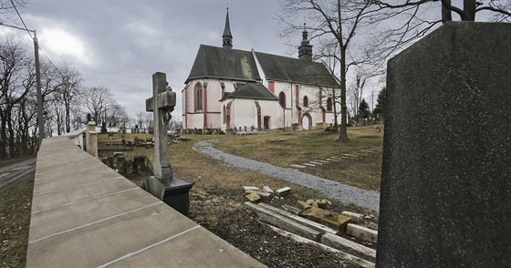 Historický hbitov u kostela Vech svatých Na Roudné v Plzni se ve stedu...