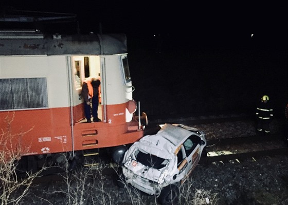 Na trati mezi Kuimí a Tinovem na Brnnsku spadlo auto z nadjezdu ped vlak.