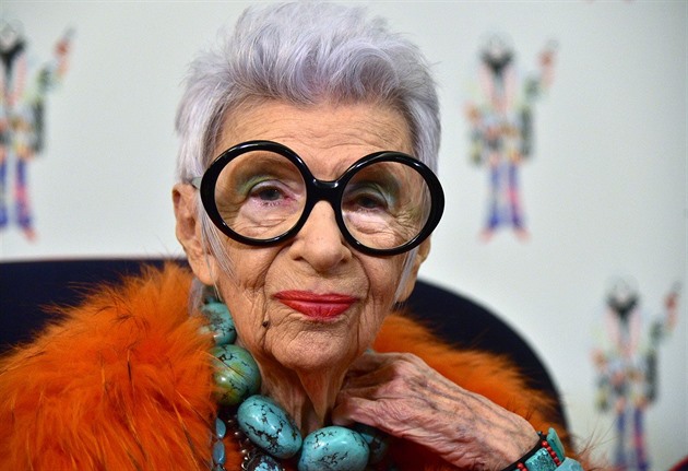 Proslavila obrovské brýle a korále. Ve 102 letech zemřela módní ikona Apfelová