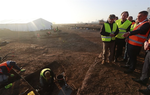 ást ministr navtívila místo záchranného archeologického výzkumu v trase D11...