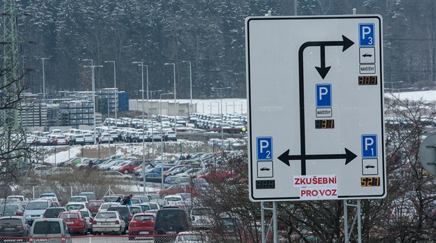 Pilotní infocedule ped parkoviti u hlavní brány do závodu koda Kvasiny.