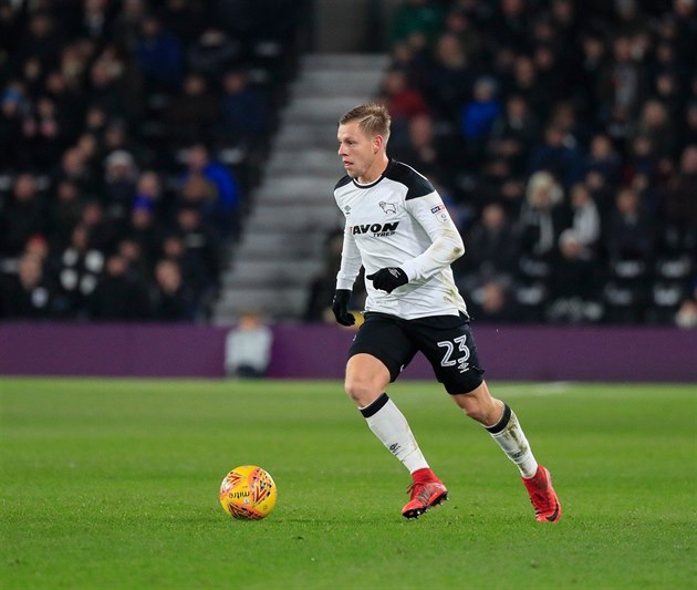 Úto�ník Mat�j Vydra v dresu Derby County.